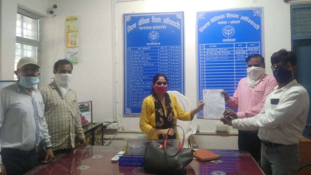 Hathras: Teachers submitted memorandum to BSA regarding problems