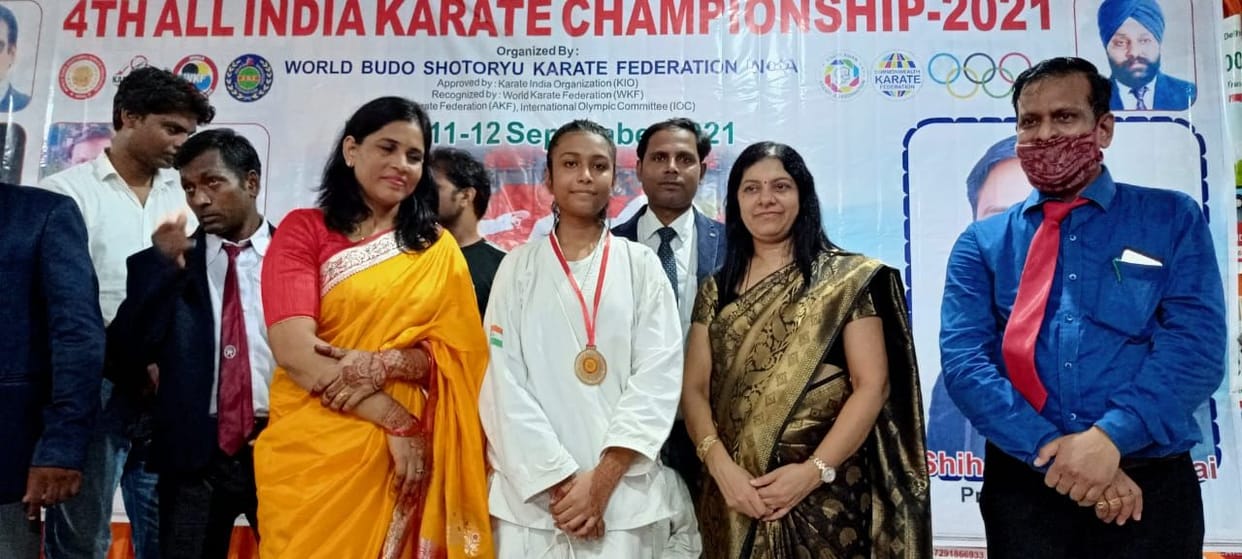 Hathras: Jagriti, a student of CIMEX, won gold in the fourth All India Karate
