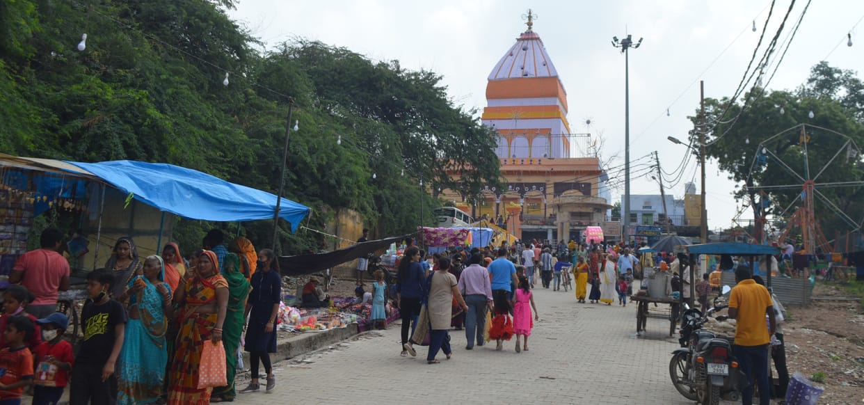 Hathras: Prabhat pheri taken out on Baldev Chhath, distributed prasad