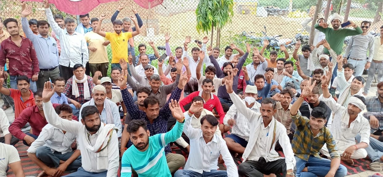 Hathras: Contract electrical workers boycotted the work and protested