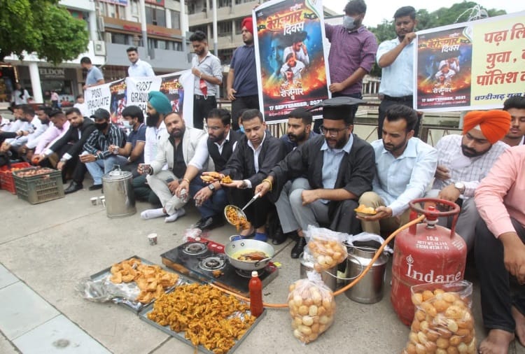 Youth Congress Workers Sell Samosa On Prime Minister Narendra Modi Birthday