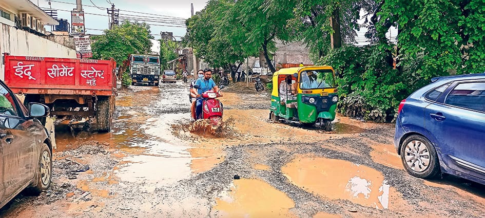 Drivers and passersby upset due to bad roads in the city