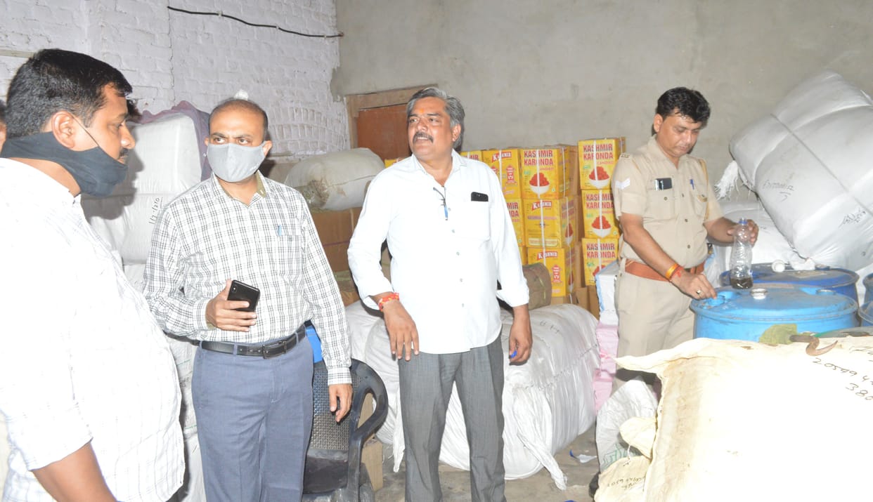 Hathras: Raid on transport company's warehouse on information of smuggling of raw liquor