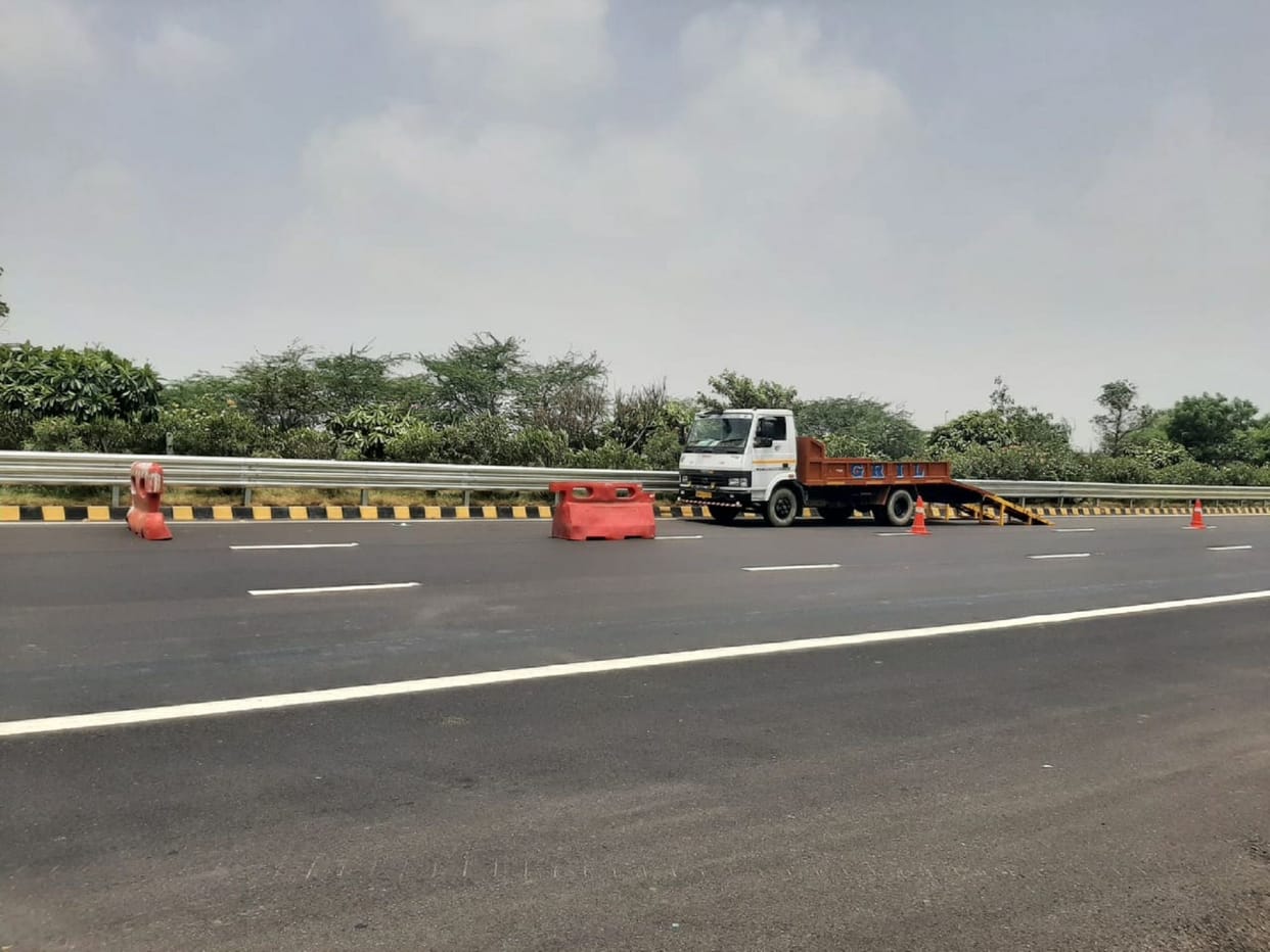 Crash barriers started to be installed on Yamuna Expressway