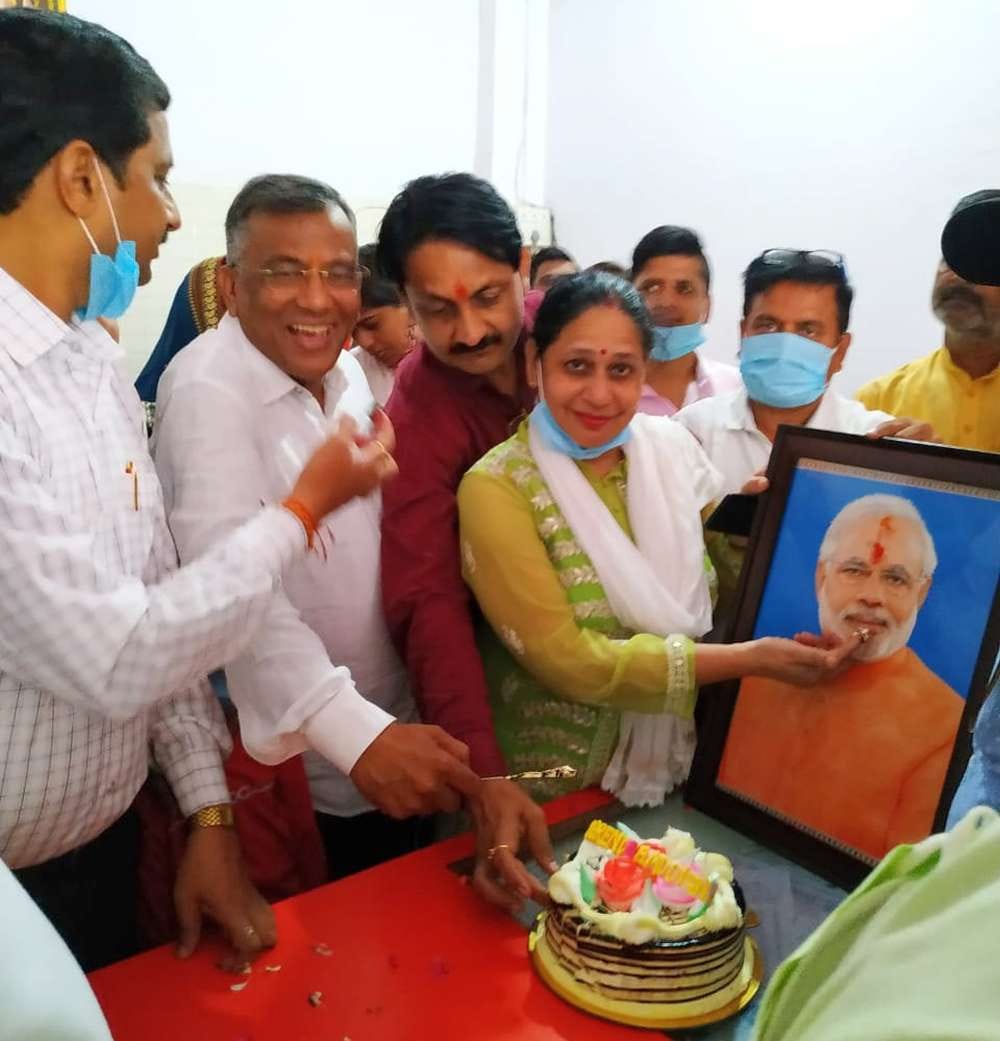 BJP workers celebrated PM Modi's birthday with pomp