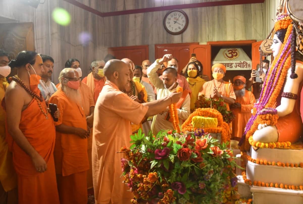 Weekly tribute ceremony organized on death anniversary of Mahant Digvijaynath and Brahmalin Mahant Avadyanath