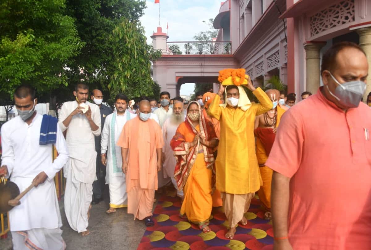 Weekly tribute ceremony organized on death anniversary of Mahant Digvijaynath and Brahmalin Mahant Avadyanath