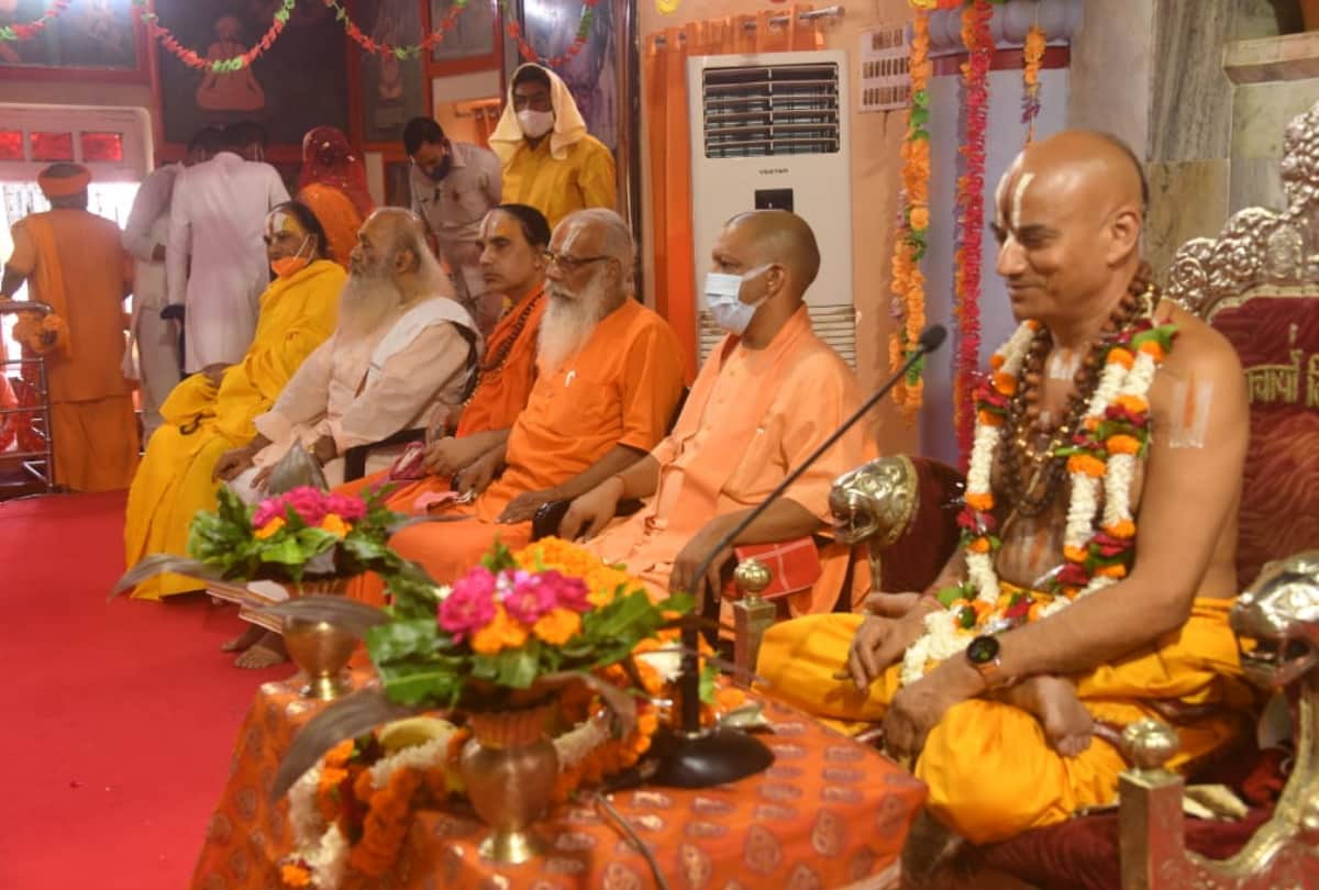 Weekly tribute ceremony organized on death anniversary of Mahant Digvijaynath and Brahmalin Mahant Avadyanath