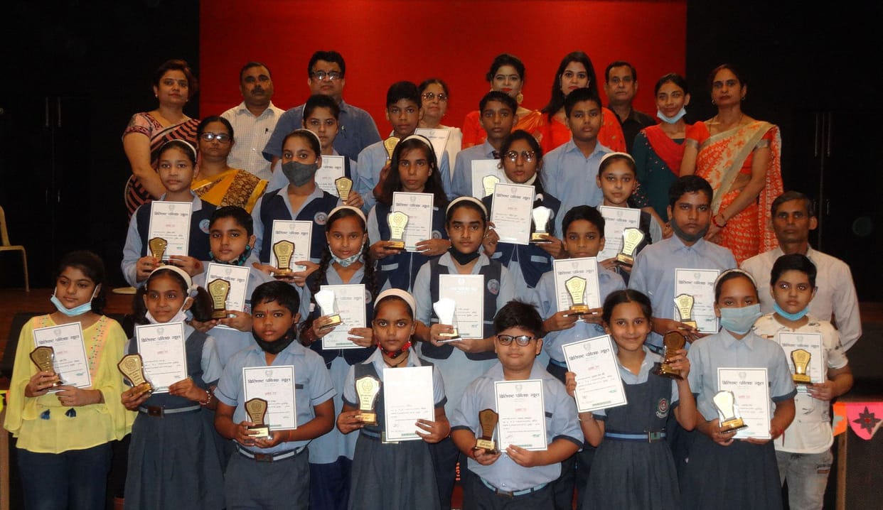 Navya, Maanvi and Himanshu got Hindi Medha Samman