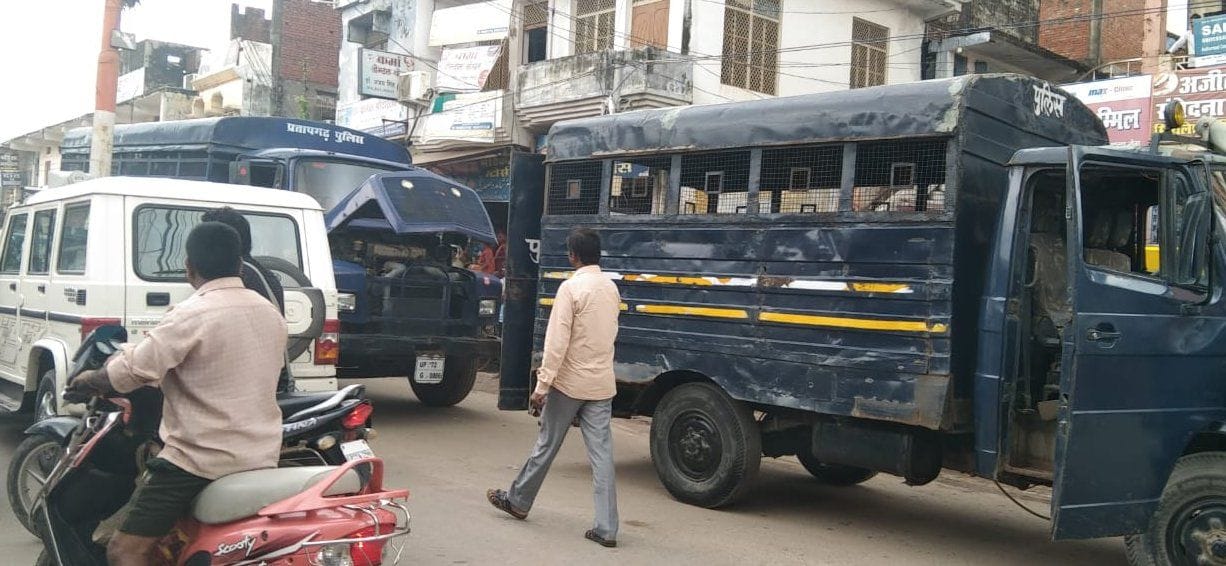 Prison van going to court with detainees damaged, there was a stir about security