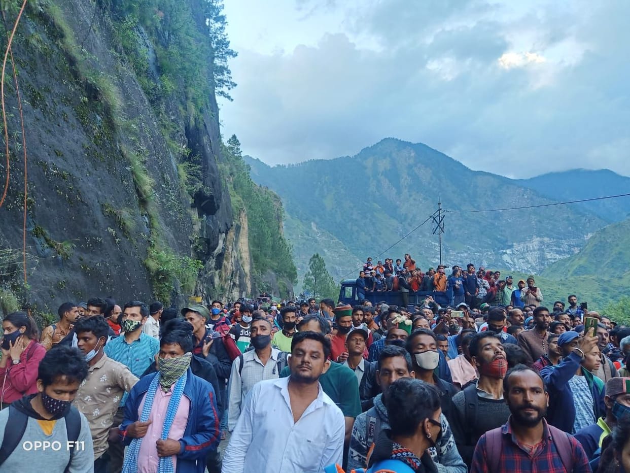 Peas including apples are on the verge of rotting due to heavy rocking, Gardeners and tourists are getting upset due to stopping of wheels of vehicles on NH five in Chaura, Long queues of vehicles on both sides of the road