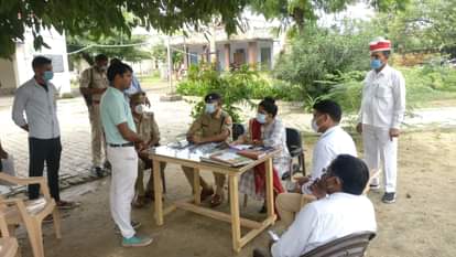 थाना दिवस में शिकायतें सुनती एसडीएम एवं सीओ।