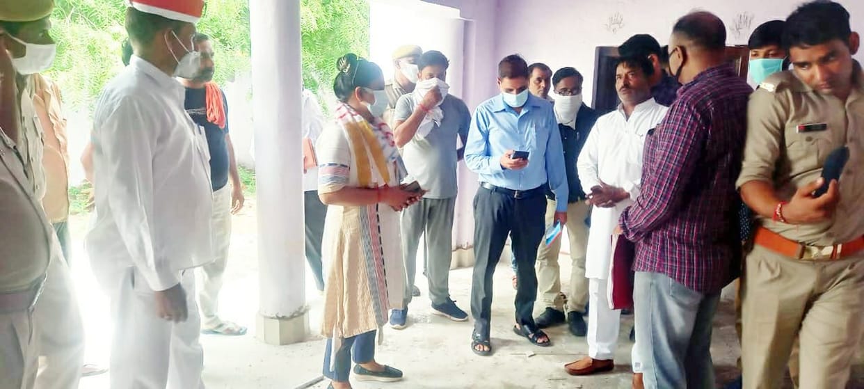 Hathras: Toilet found dirty in Edalpur's school, instructions for action on the sweeper