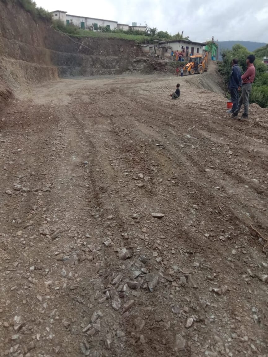 uttarakhand news : Uttarkashi Gabar Singh alone cut two km hill for road, photos