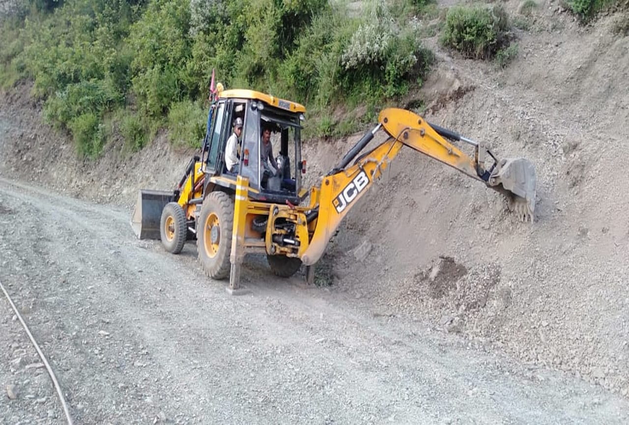 uttarakhand news : Uttarkashi Gabar Singh alone cut two km hill for road, photos