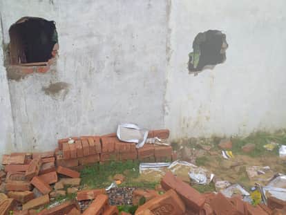 Goods worth lakhs were crossed by breaking into two shops