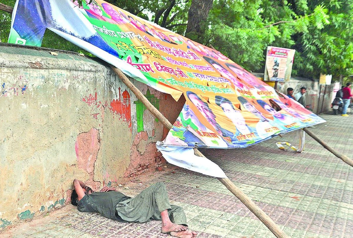 Illegal Hoardings In Agra Vip Areas Fall Down Risk For People
