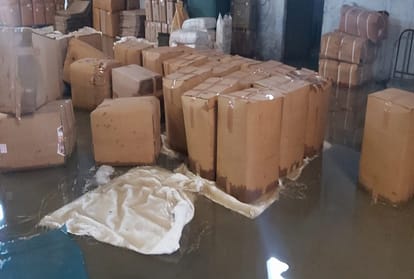 rain update in up death of husband and wife due to collapse of house in Mau mourning in entire village