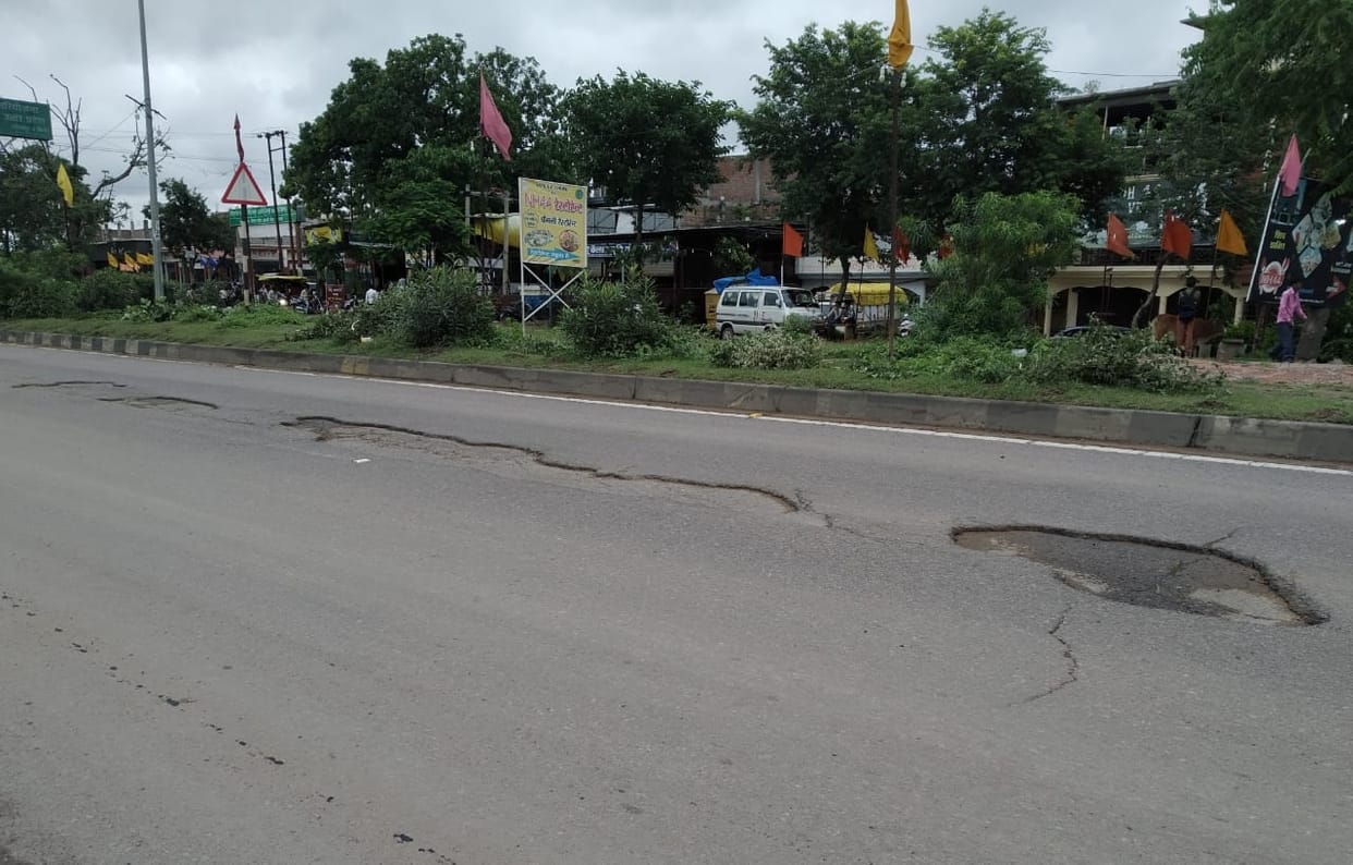jhansi sager highway, devider broken several places