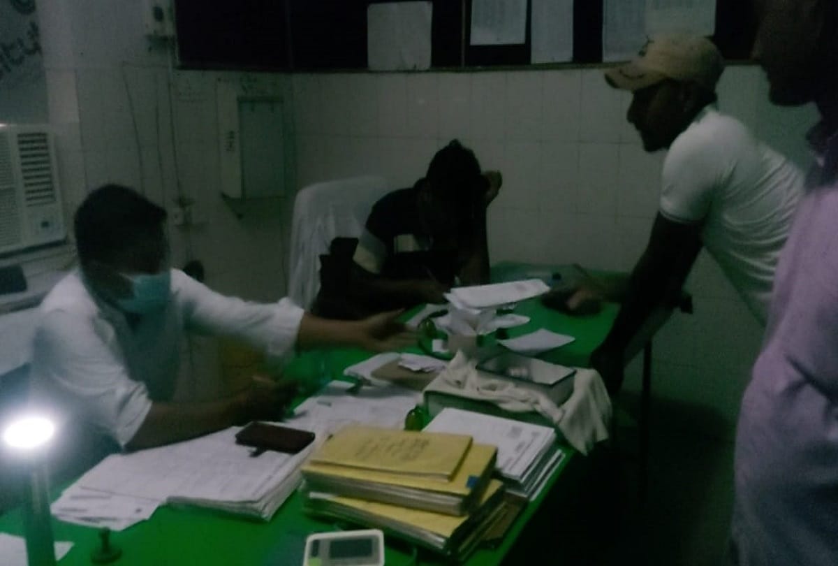 electricity supply stalled in etawah patients treated by doctors under torchlight