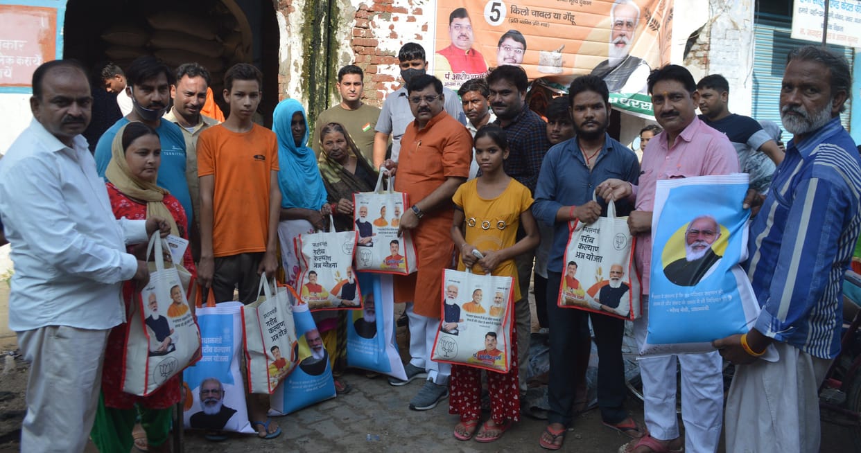 Hathras: Distribution of food grains to 27,576 card holders in the district