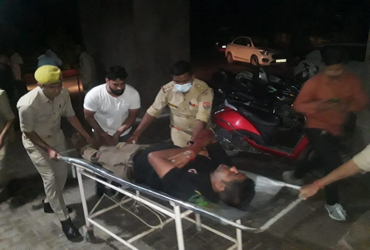 up roadways bus going to delhi collides with tree to save tempo 12 injured in farrukhabad
