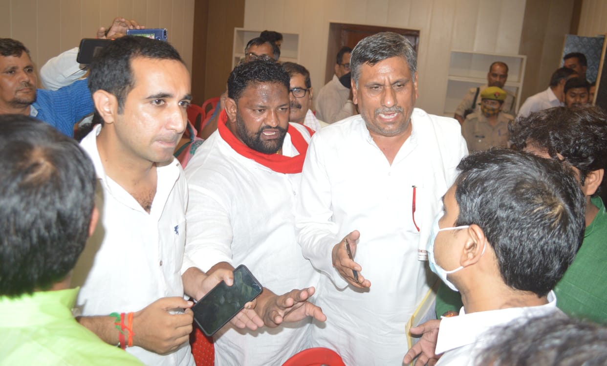 Hathras: Uproar in district panchayat meeting, opposition members sitting on dharna in auditorium