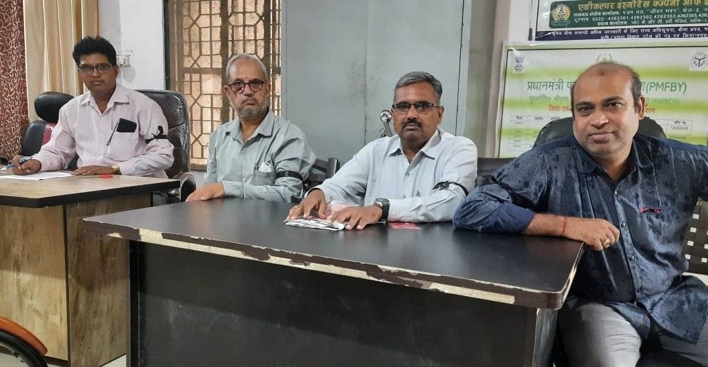 Hathras: Agricultural workers protest by tying a black band