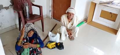 कोतवाली पर मौजूद बुजुर्ग दंपती।