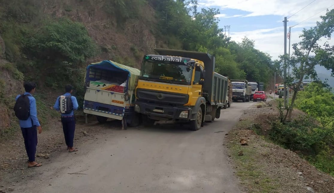 road block in sirmaur