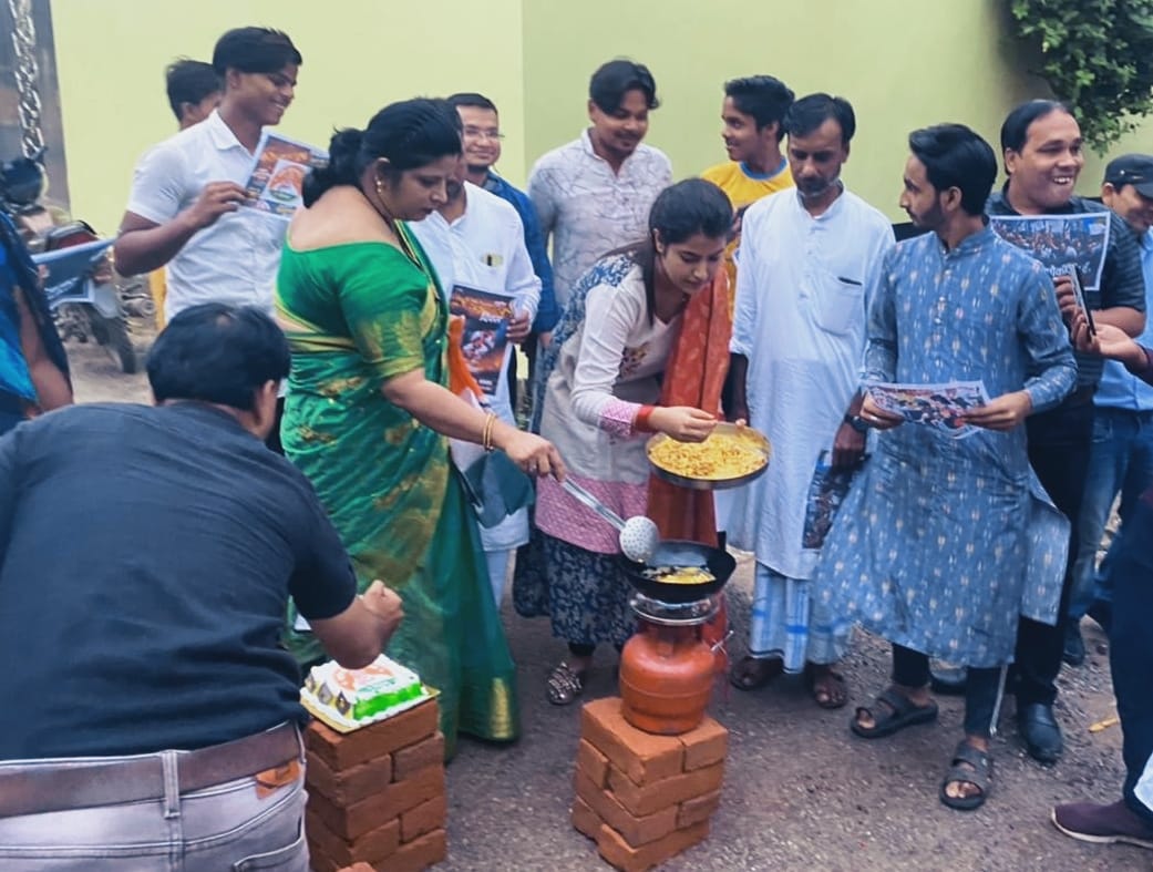 On PM Modi birthday Varanasi Youth Congress distributed lollipop by playing rattles women leaders made pakodas under them
