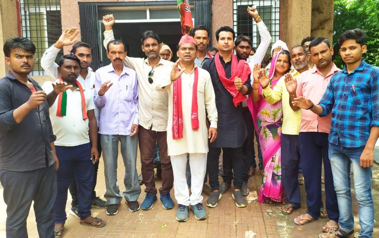 In protest against the health minister, SP workers demonstrated at the district hospital