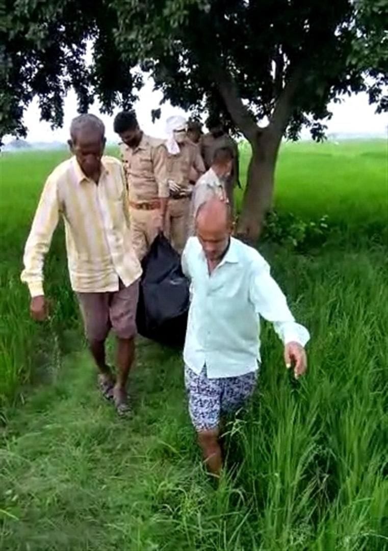 Hathras: Dead body of youth found hanging from tree