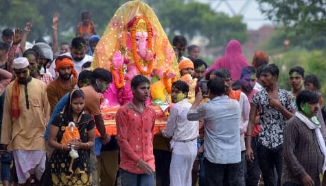 Ganpati Bappa's cheers resonated on the banks of Ramganga amidst drizzling rain