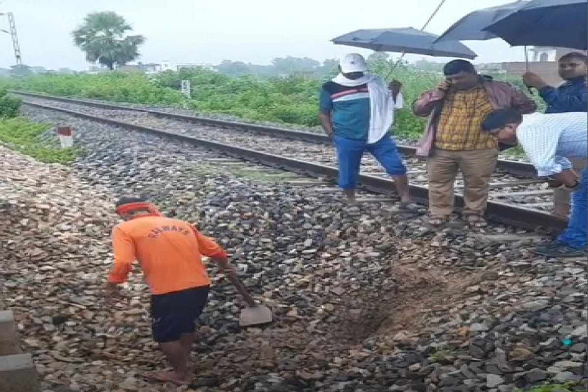 train accident averted in UP Railway track sunk due to heavy rain on Mau Indara Junction route Dadar Express passed through this line