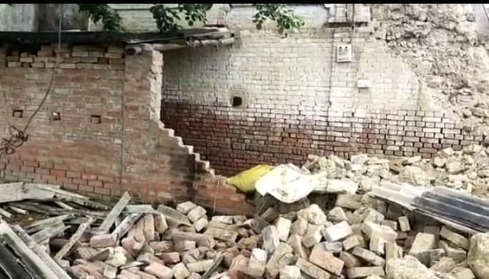 rain in Jaunpur wall of  cattle shelter collapsed oldman  and two animals died in accident
