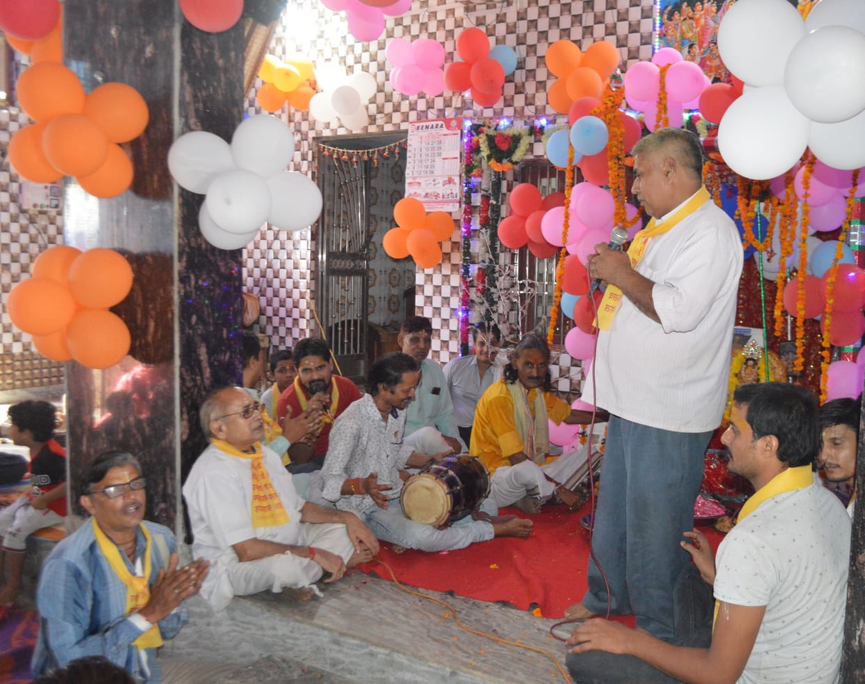 Hathras: Nandotsav celebrated, devotees danced on congratulatory songs