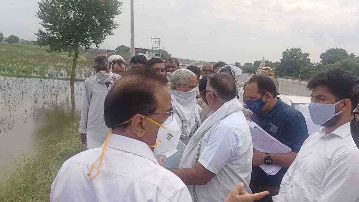 DC said to Patwari, let's run away from here, do not want such a useless man