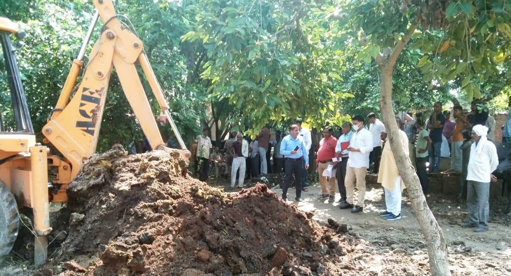 Hathras: After the ruckus and uproar, the water was extracted by digging a puddle