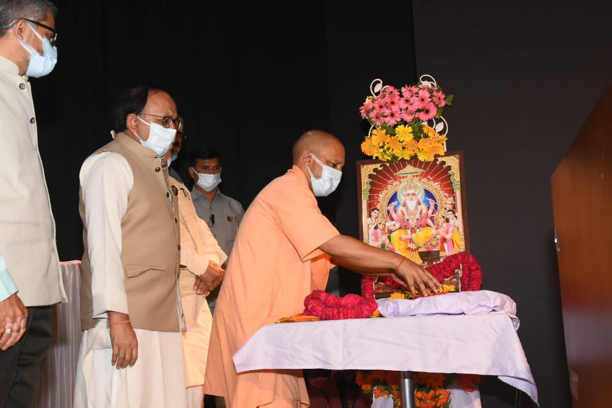 Vishwakarma Jayanti: Chief Minister Yogi distributed tool kit to 21 thousand beneficiaries, gave the benefit of Mudra Yojana