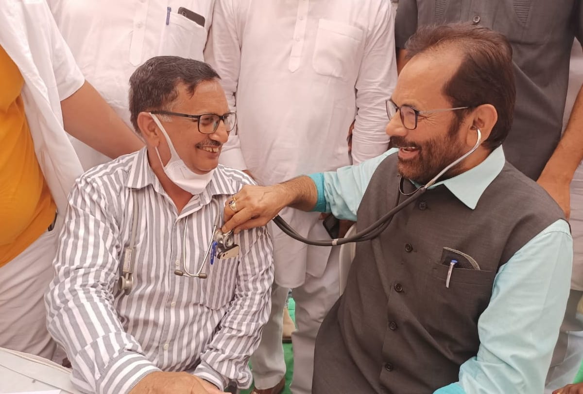 Union minister mukhtar abbas naqvi reach rampur use stethoscope examine heartbeat of bjp worker