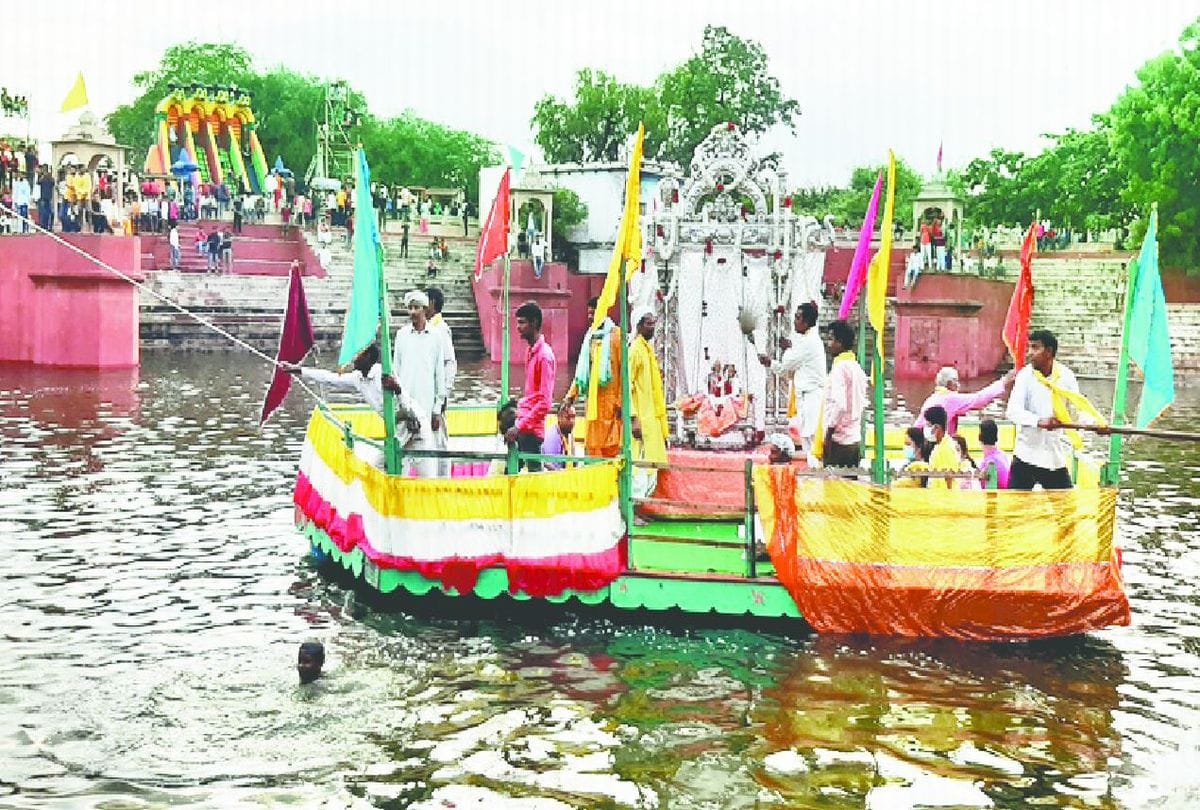 bhagwan ranganath boating in shri rangnath temple vrindavan in mathura
