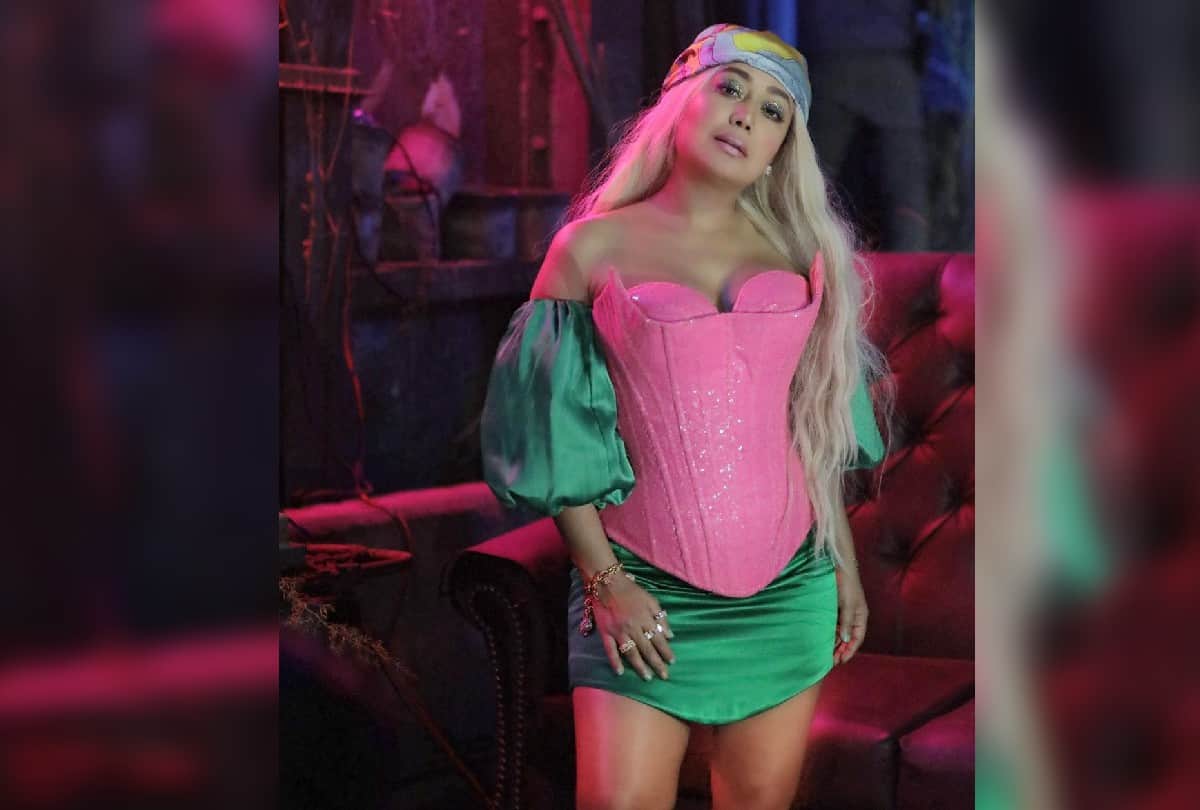 Neha kakkar Strange Look Photos Husban Rohanpreet and Fans Shocked To See
