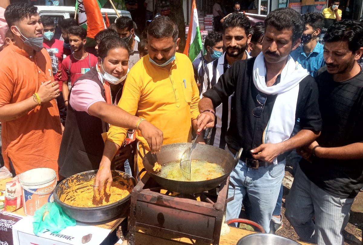 NSUI and youth congress fry pakodas polish shoes on pm narendra modi birthday