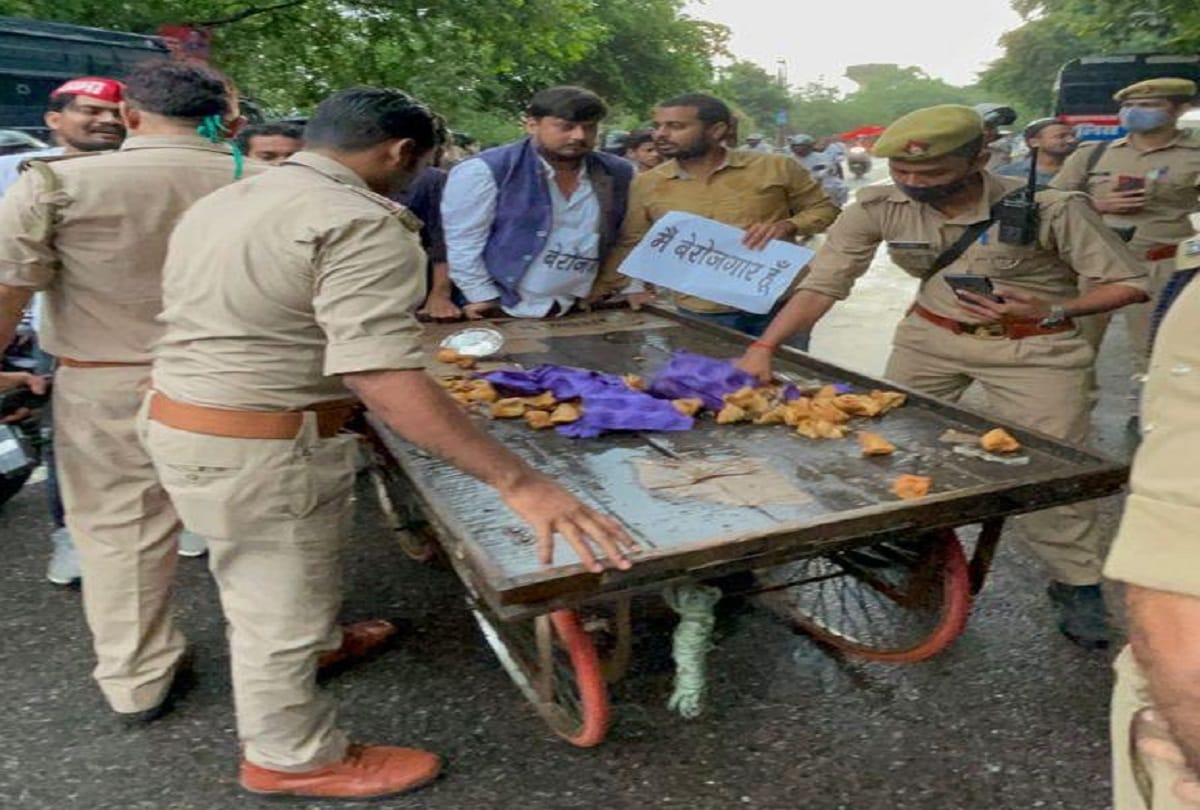 Unemployed Day: Unemployed celebrate PM Modi's birthday by selling pakodas, samosas