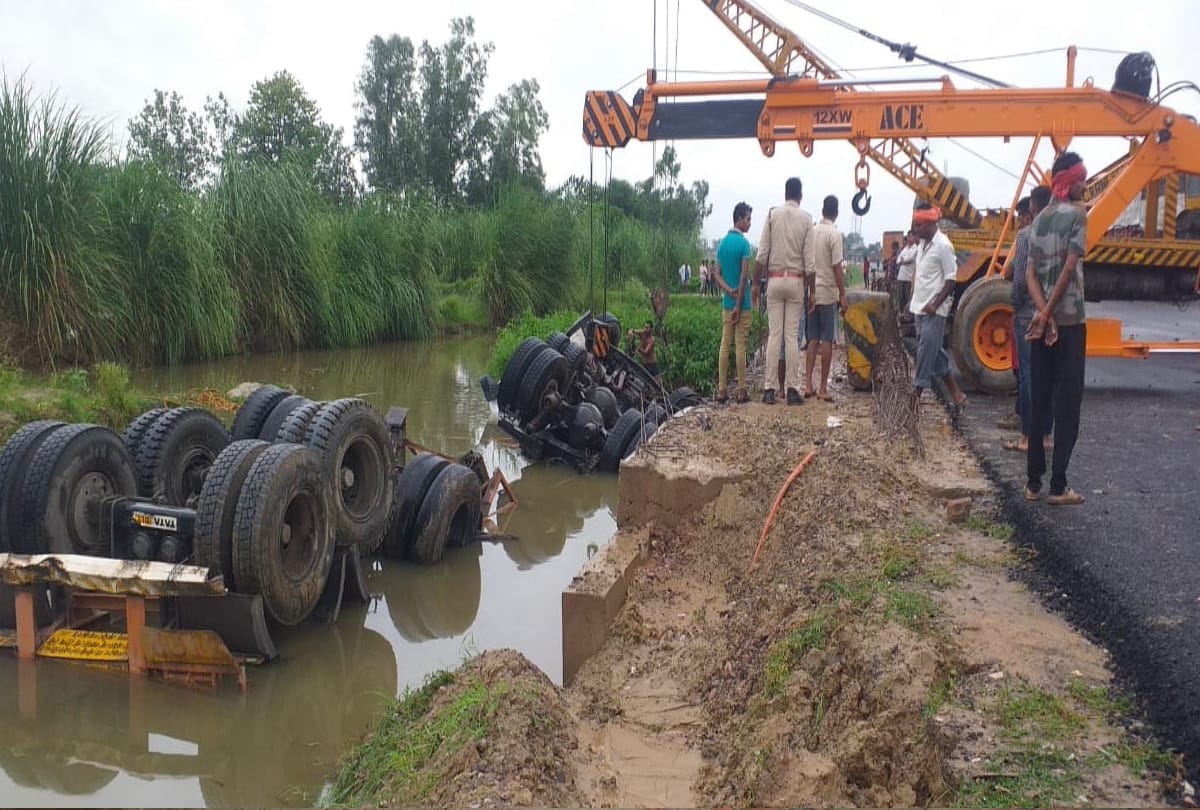 Aligarh truck turn down in water filled chasm one died