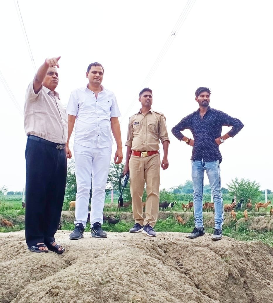 Hathras: The block head and DDO inspected the Gaushala under construction