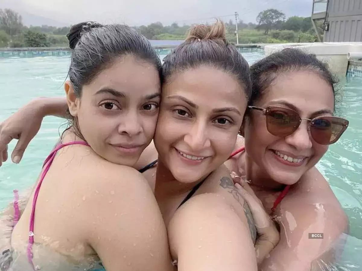 Sumona Chakravarti seen Chilling in the Pool with Friends Urvashi Dholakia and tarana