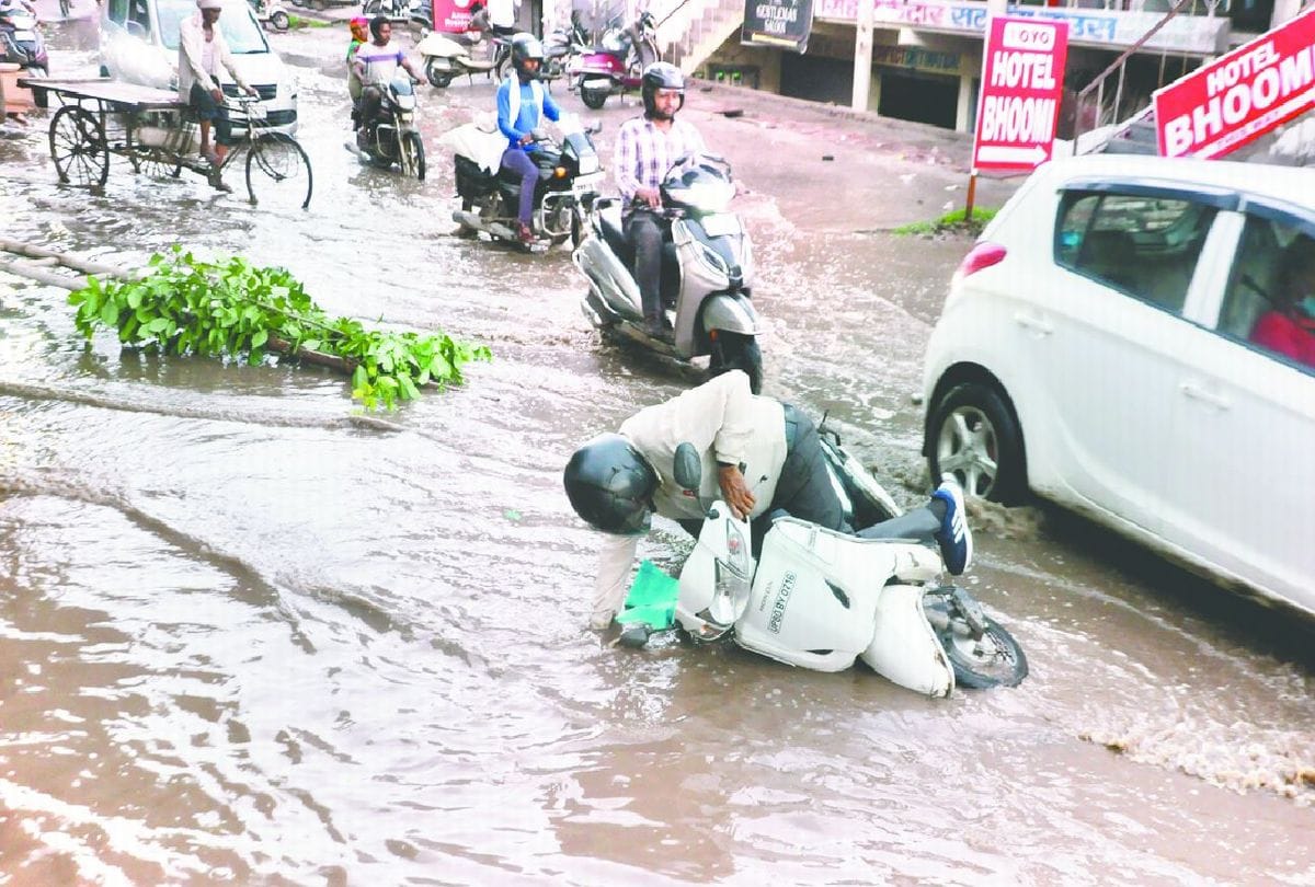 highway wall collapse and water logging on roads due to rain in agra