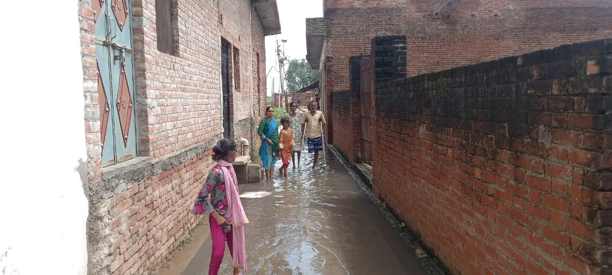 etawah news,Dirty water in the streets, the cleanliness system bad